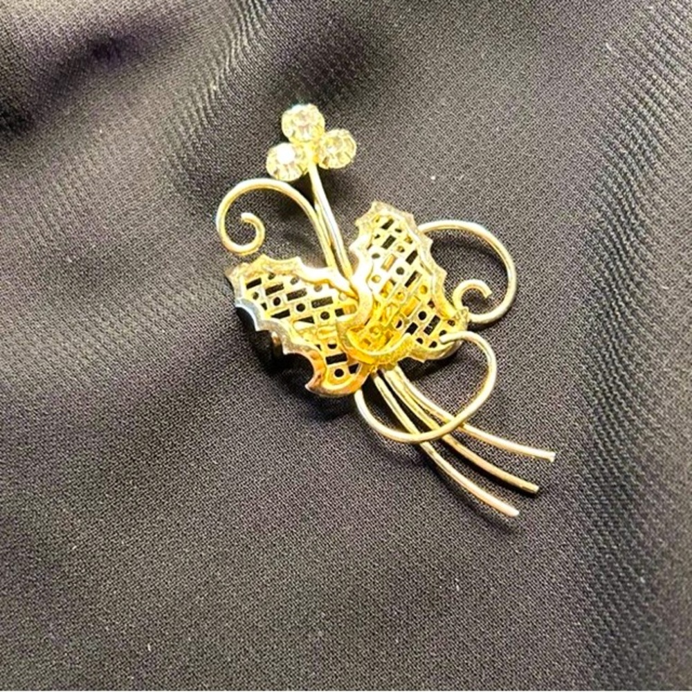 VTG Delicate Gold tone metal and clear rhinestone floral brooch. Unsigned